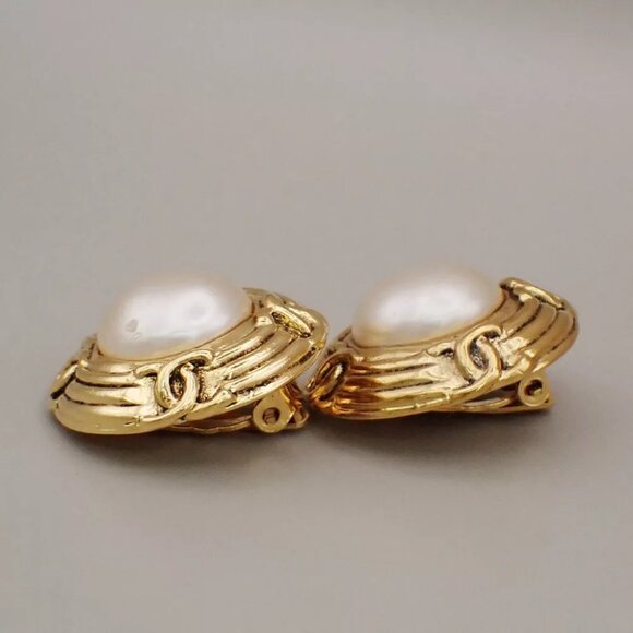 CHANEL CC Imitation Pearl Round Button Earrings 94P Clip-On Gold-Plated - Picture 3 of 8
